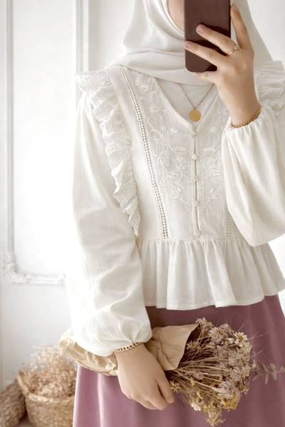 V Yaka Güpürlü Bluz - Beyaz