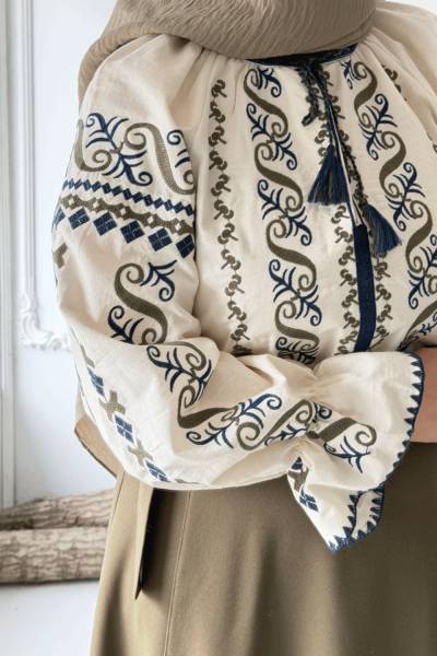 Yakası Bağcıklı Desenli Bluz - Bej